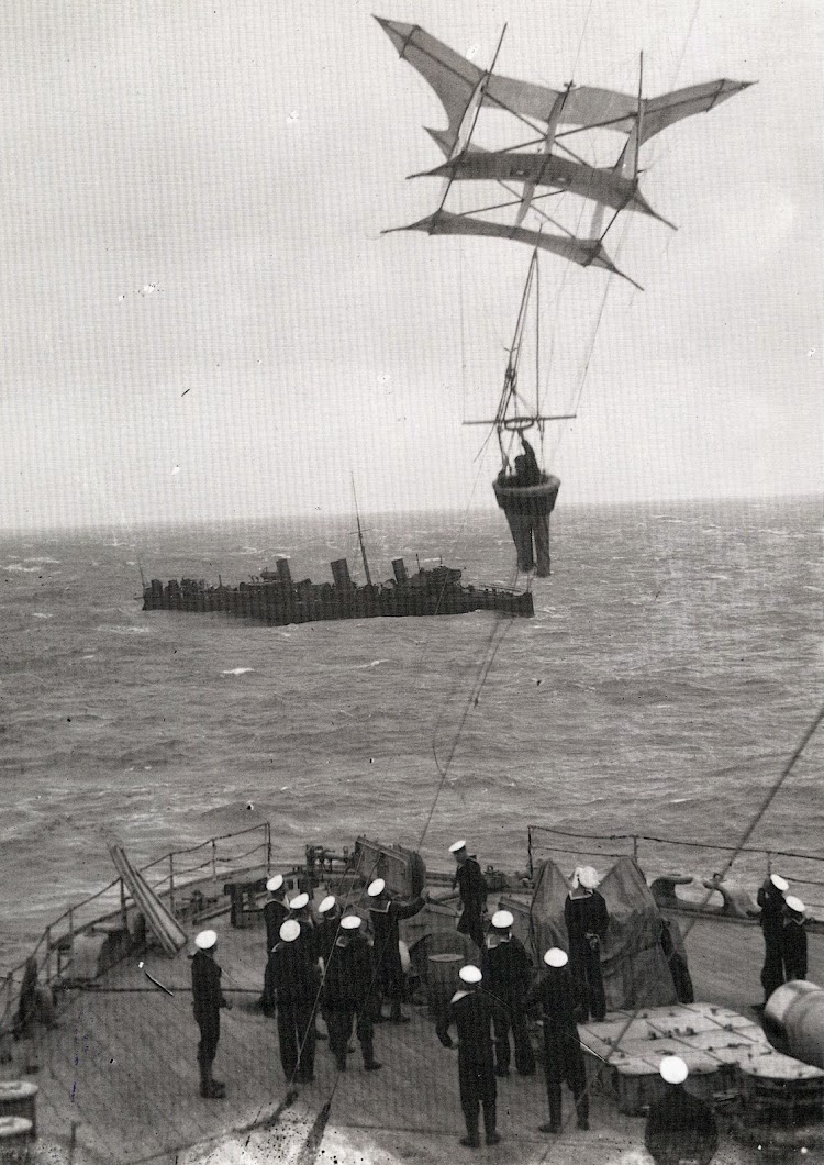 Vista de popa del REVENGE en donde se esta haciendo elevar un kite. Septiembre de 1.908. El destructor que se ve es el RECRUIT. Del libro Warship 1.994.JPG