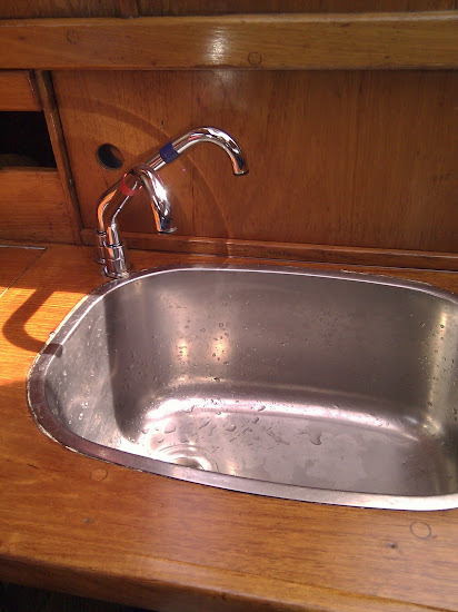 Nya kranar har monterats efter att vi lackat diskbänken. De gamla aluminiumpiparna läckte vatten så fort vi pumpade upp vatten. De här kranarna är robusta och läcker inte!