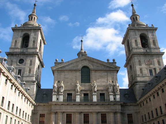 El Real Monasterio de San Lorenzo de El Escorial - built by Felipe II in the 16th century. It's huge: 11 miles of hallways inside, with a functioning monastery and school for 1,200. All of the Spanish kings and queens have been buried here in el Tumbo de los Reyes. Also houses the second most important Catholic library in the world.