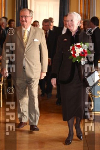 [Unvailing%2520a%2520Picture%2520-%2520Margrethe%2520-%2520Full%2520Outfit%255B3%255D.jpg]