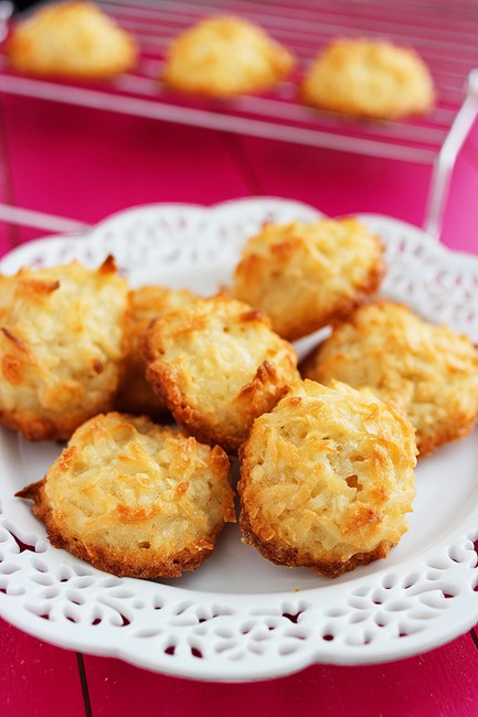 Easy Coconut Macaroons – Fluffy, cloudlike coconut macaroons are an easy to make, sinless sweet treat at only 50 calories per cookie! | thecomfortofcooking.com