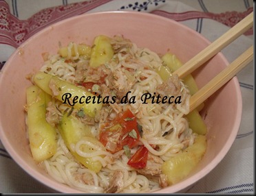 Noodles com atum e legumes. Noodles com atum e legumes.