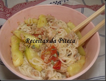 Noodles com atum e legumes.