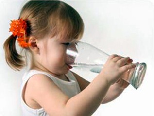 Ребёнок пьёт воду