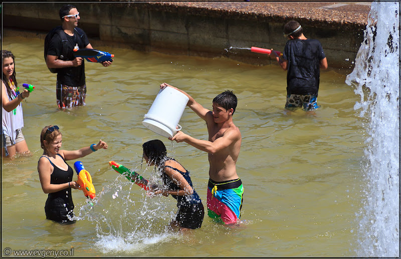 il/Настоящее мочилово в центре Тель Авива (20110701 ta water war 003 6697)