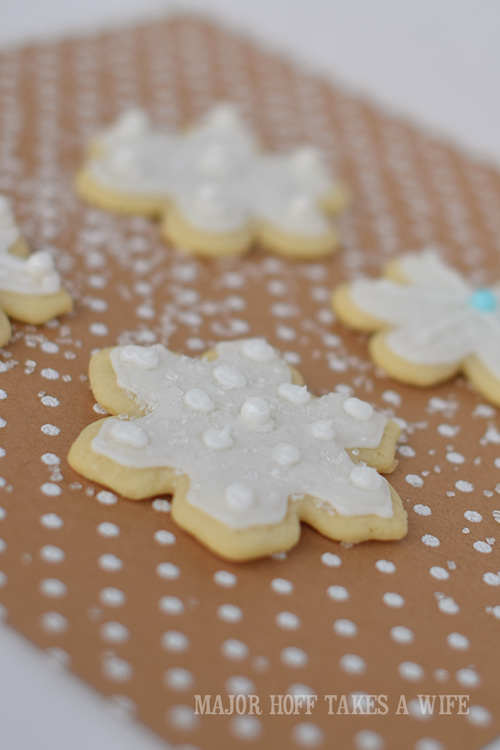 Snowflake sugar cookies for a Frozen themed party. Christmas Snowflake Sugar Cookies : How to make icing and decorate. A wonderful step by step tutorial on how to make icing. You won't believe how easy it is to make! One of your favorite Christmas Cookie recipes will look stunning and elegant and truly worthy of gift giving! Because who doesn't love sugar cookies? Part of the Holidays Made Easy blog series. #HolidaysMadeEasy Snowflake sugar cookies for a Frozen themed party. Christmas Snowflake Sugar Cookies : How to make icing and decorate. A wonderful step by step tutorial on how to make icing. You won't believe how easy it is to make! One of your favorite Christmas Cookie recipes will look stunning and elegant and truly worthy of gift giving! Because who doesn't love sugar cookies? Part of the Holidays Made Easy blog series. #HolidaysMadeEasy