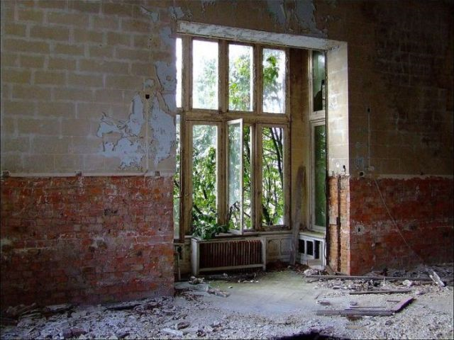 [abandoned-castle-belguim-5.png]