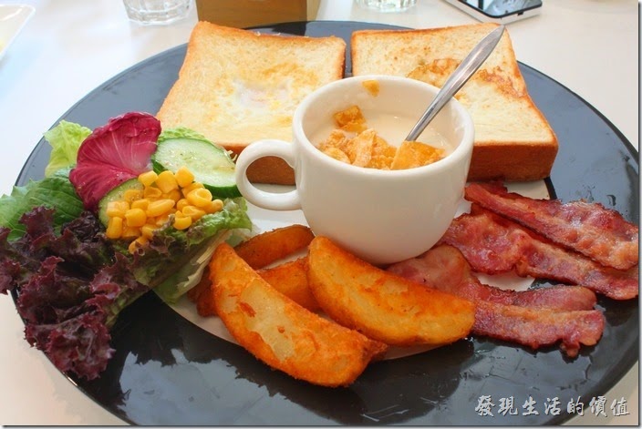 台南-看見咖啡(Vedere)早午餐。晨光早午餐，NT$230。除了法國土司之外，還有一小份的沙拉、三條培根、一份炸薯塊、原味優格灑了一些玉米片。