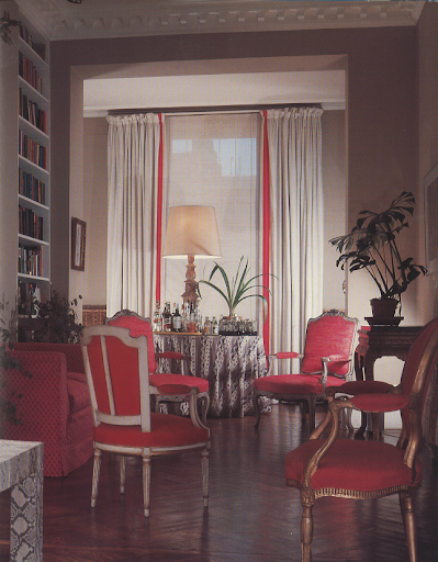 A London drawing room. The beige batik-covered drinks table and the snakeskin Parsons table blend perfectly with the walls. A London drawing room. The beige batik-covered drinks table and the snakeskin Parsons table blend perfectly with the walls.
