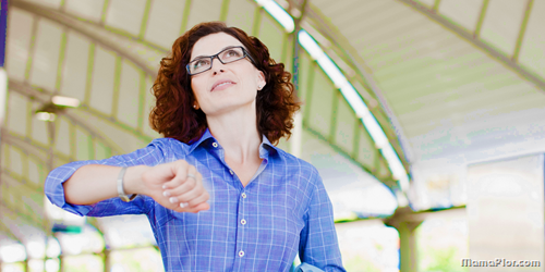 Mirando atentamente el reloj