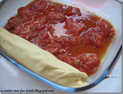 Cannelloni de casă - asezam cannelloni in tava cu sos de rosii