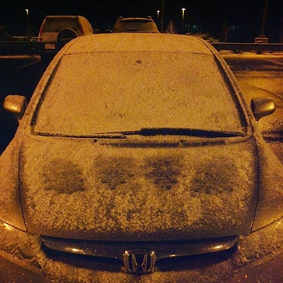 凍りついた車