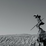 Flaming mountains - statue singet et montagnes