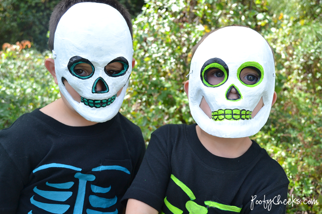 #DIY Halloween Costume - Skeleton Costumes by www.poofycheeks.com