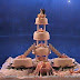 Nº106: Terminación en fondant extendido marfil, con broderí, pasacinta y bordado lateral, rosas color damasco, todo elaborado en azúcar. Montaje sobre pilares y escaleras uniendo los corazones laterales con la torre central.