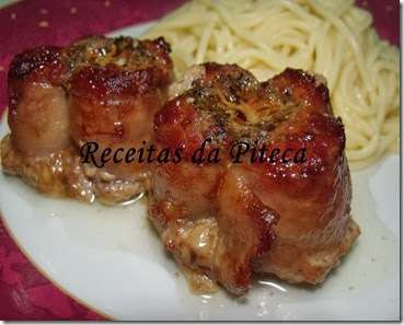 Popiettes com manteiga, alho e ervas assadas no forno-empratadas Popiettes com manteiga, alho e ervas assadas no forno-empratadas