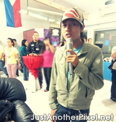 Blogger Justin takes his turn on the microphone - JustAnotherPixel.net
