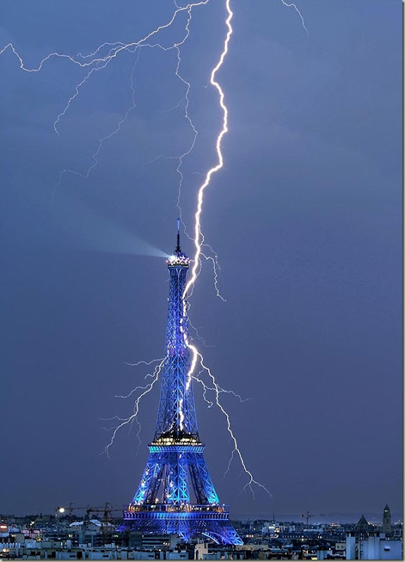 eiffel-tower-lightning eiffel-tower-lightning