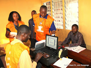 Des opérateurs de la CENI enregistrent  l'identité d'un citoyen, le 7/05/2011, en vue des élections présidentielle et législatives en RDC. Radio Okapi/Ph. John Bompengo