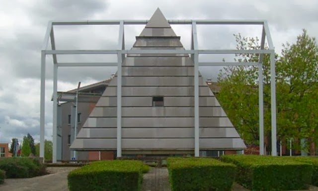 Pirâmide Illuminati em Blagnac Pirâmide Illuminati em Blagnac