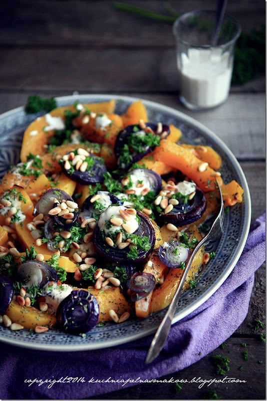 Ottolenghi - pieczona dynia i cebula z tahini i za'aterem (4)