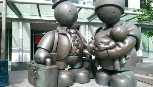 Tom Otterness: Immigrant Family