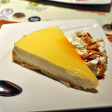 Tarte au citron. Un peu comme la tarte au citron meringuée à la française, sauf quici meringue et crème citronnée sont mélangées. Pas mauvaise du tout, mais de toute façon je préfère la tarte au citron sans meringue du tout (ça, cest personnel), et surtout la pâte était un peu ramollie.