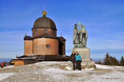 Podle pověstí měl na Radhošti od pradávna sídlo slovanský bůh Radegast - Bůh slunce, války a vítězství. Jeho podoba, jak ji ztvárňuje socha od Albína Poláška, nepůsobí zrovna mile a rozhněvat si ho by asi pro člověka nemuselo být příznivé. Přesto anebo právě proto Radegasta generace lidí milovaly i zatracovaly. Naši předkové k němu měli úctu. Zdaleka za ním přicházeli, aby mu přinesli dary - dobytek, část úrody, zvěř, kterou ulovili. Koncem jara pak na Radhošti staří Slované slavili letní slunovrat. O nocích se rozzářily vatry, lidé tančili a zpívali.