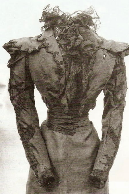 El vestido que llevaba el día en que la asesinaron. se ve la marca del estilete El vestido que llevaba el día en que la asesinaron. se ve la marca del estilete