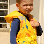 David îmbrăcat în costum