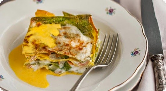 Lasagne allo zafferano con salmone, asparagi e fiori di zucca Lasagne allo zafferano con salmone, asparagi e fiori di zucca