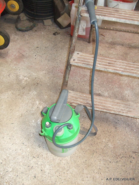 Euuhhh non j'avais pas de jardinage prévue !!! mais cela m'a servi à humidifier le sol pour éviter que la poussière ne se soulève lors de l'utilisation du pistolet