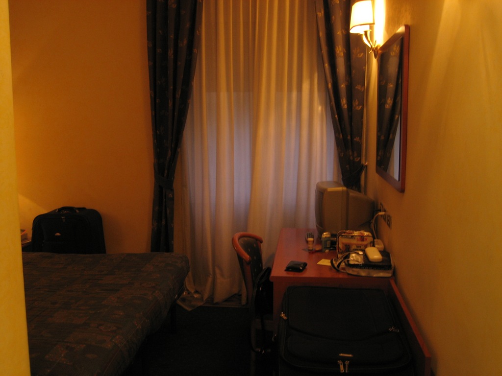 [Hotel%2520Laura%2520Room%2520404%2520-%2520Desk%255B5%255D.jpg]