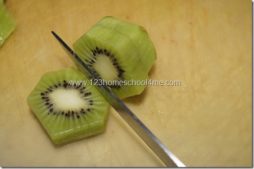 Peel and slice Kiwi Peel and slice Kiwi