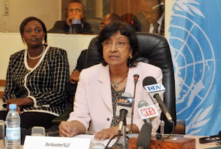 La Haut commissaire de l'ONU aux droits de l'Homme, Navi Pillay (D) à Dakar ce 16/03/2011. Photo AFP