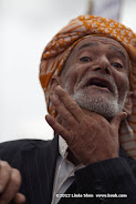 The old man indicates with his hand that the former president Ali Abdullah Saleh should be hanged. Friday prayer on 60 Meter Rd, Sana'a, Yemen جمعة الوفاء لأبين  في شارع الستين بصنعاء