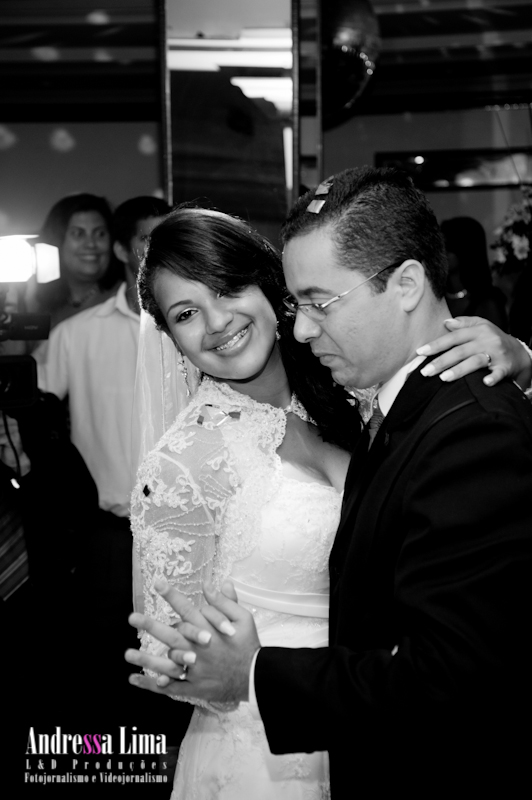 Fotos de Casamento Nívia e Daniel. Foto numero 30 do estudio L&D Producoes, do Rio de Janeiro, RJ. Andressa Lima e equipe fazem fotos de casamento (fotografias de casamentos), fotos de making-of (making of de noiva), fotos de eventos sociais, fotos de casal (ensaios fotograficos de e-session), videos de casamento (filmagem de casamentos), videos de making-of e videos de eventos sociais. Fotojornalismo e videojornalismo no Rio de Janeiro, RJ. Recepção Nívea e Daniel 07.01.2011 Casa de Festas Holywood fotos casamento rio janeiro fotografias casal rj foto eventos noiva ensaio fotografico albuns bolos digitais penteados formatura