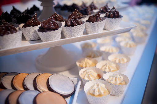 Tribeca Treats made beautiful metallic sweets -- chocolate cookies with metallic icing and mini cupcakes with teeny silver dragees. Wrapped up in a Bella Cupcake Couture metallic wrapper. No guest could resist! Tribeca Treats made beautiful metallic sweets -- chocolate cookies with metallic icing and mini cupcakes with teeny silver dragees. Wrapped up in a Bella Cupcake Couture metallic wrapper. No guest could resist!