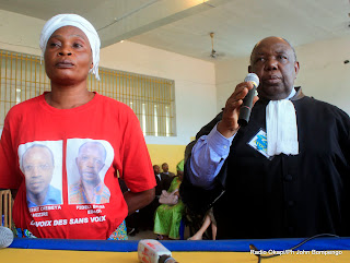 De gauche à droite, Marie-José Bazana, l'épouse de Fidel Bazana et Me Mukendi, avocat de la partie civile, ce 24/03/2011 à Kinshasa, lors du procès Chebeya. Radio Okapi/ Ph John Bompengo