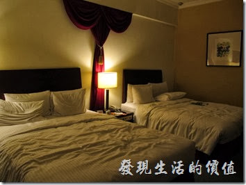 台北凱薩大飯店。因為小朋友已經在上面躺過了，所以床單有點亂，房間不大，兩張大床就站滿了，已經沒有多餘的空間的活動。