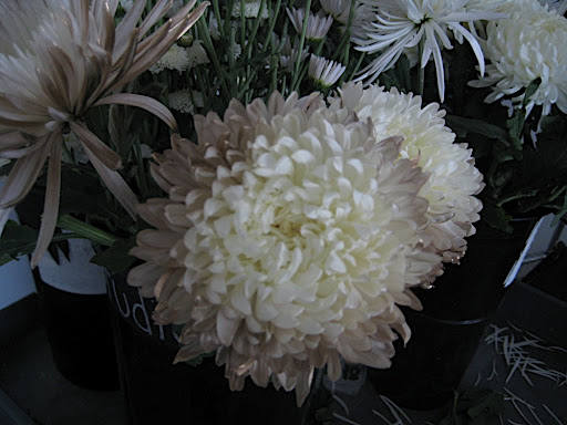 Flowers are beautiful enough on their own, but when sprayed with metallic floral spray, they get a bit jazzed up.