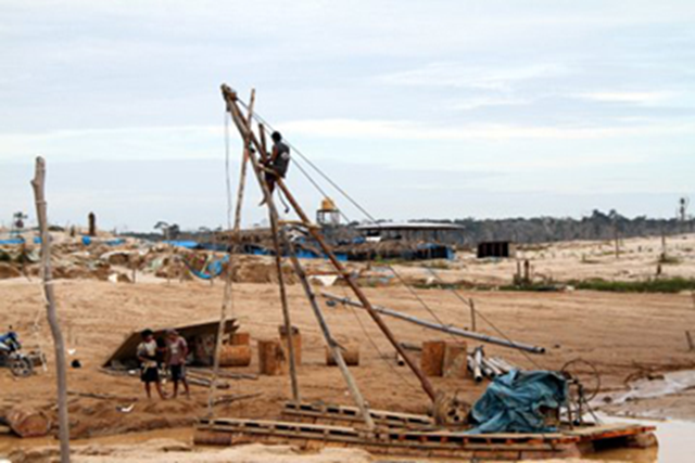 Gold mining site in Guacamayo mining area. Many fish species sold in the markets of Madre de Dios contain high levels of mercury, 78 percent of adults have hair mercury concentrations above international mercury reference limits for human hair. Photo: Luis Fernandez