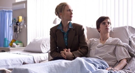 whats-wrong-with-norman-bates-motel-whats-wrong-with-norman-freddie-highmore-vera-farmiga