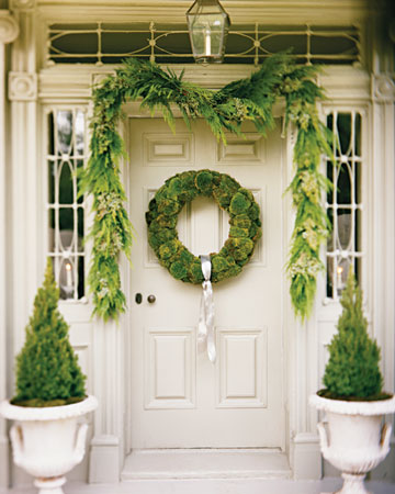 An inviting wreath composed of cushion moss will thrive all year. Use some or all of the following natural materials to craft a beautiful wreath for your home. An inviting wreath composed of cushion moss will thrive all year. Use some or all of the following natural materials to craft a beautiful wreath for your home.