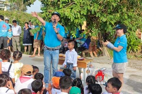 Nhung hinh anh dang nho trong buoi giao luu va trao qua_1.jpg Nhung hinh anh dang nho trong buoi giao luu va trao qua_1.jpg