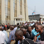Sit-in des fonctionnaires de l'Etat devant le siège du ministère des Finances à Kinshasa (12/07/2011). Radio Okapi/ Ph. John Bompengo