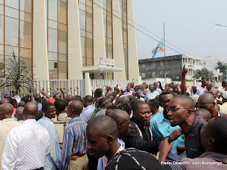 Sit-in des fonctionnaires de l'Etat devant le siège du ministère des Finances à Kinshasa (12/07/2011). Radio Okapi/ Ph. John Bompengo