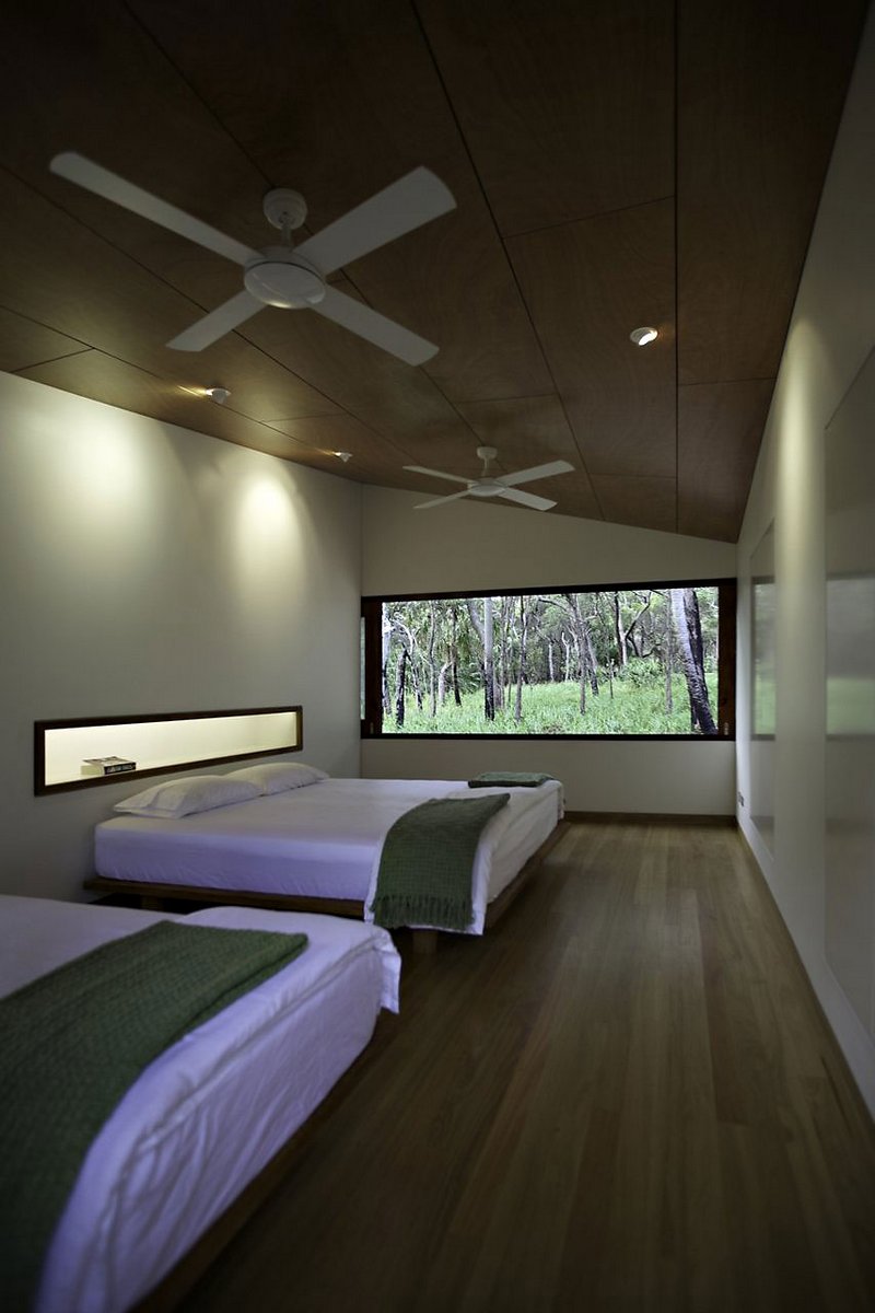 elegans_nyaralo_egy_csoben_fantasztikus_ablakkal_drew_house_simon_laws_anthill_constructions_24.jpg