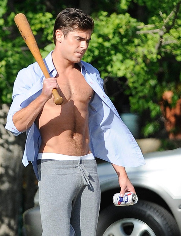 EXC - Zach Efron sem camisa joga basquete e skate, enquanto filmava cenas para Townies - 07/05/13