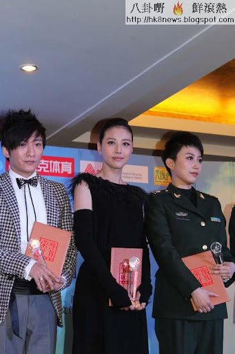 周海媚小黑裙亮相公益盛典 彰顯巨星風采